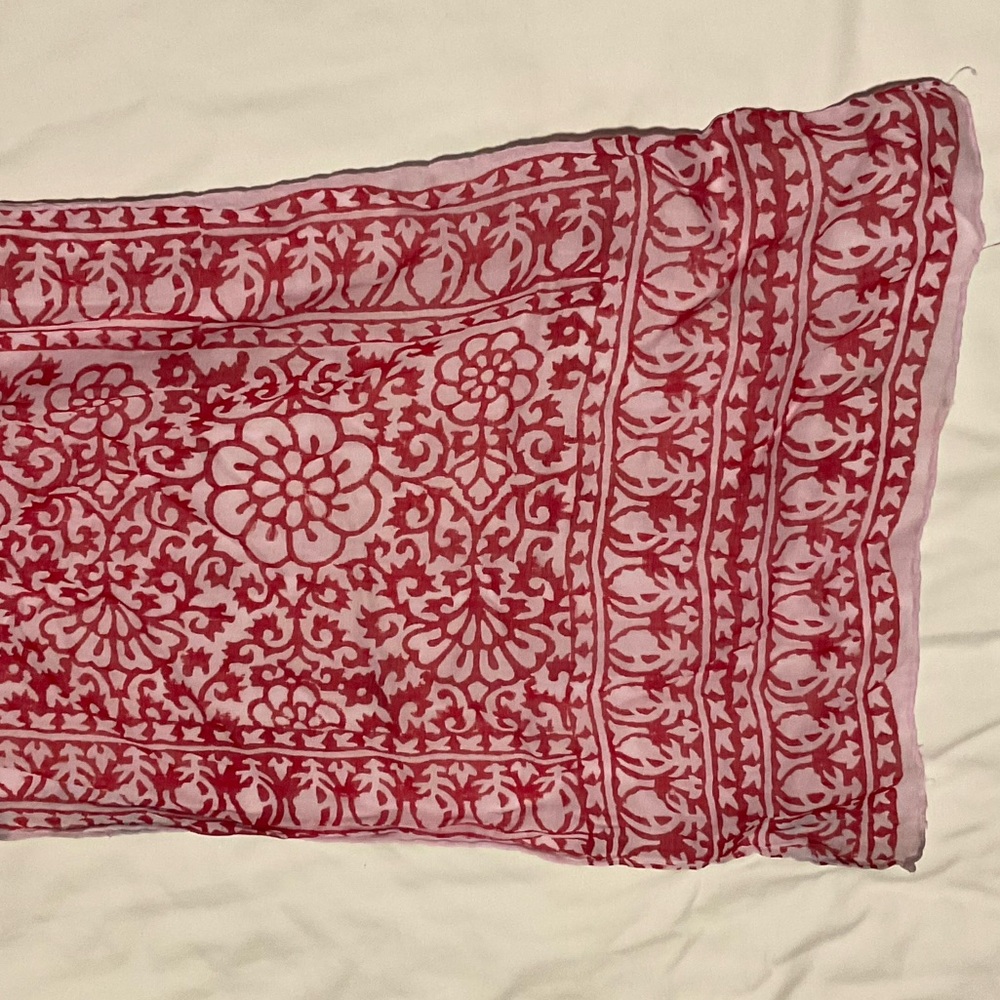 Magenta and white lightweight scarf
